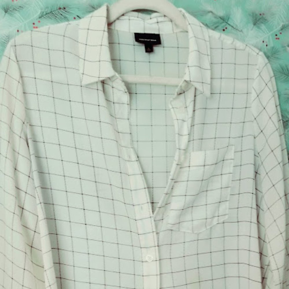 WOMENS WHO WHAT WEAR BUTTON DOWN BLOUSE AND AMERICAN EAGLE SWEATER